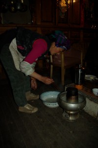 Die Mutter beim Bereiten des tibetischen Hotpot