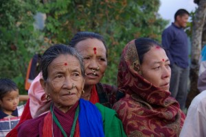 ...diese 3 Nepalesinnen mit typischem Gesichtsschmuck beobachten ganz interessiert