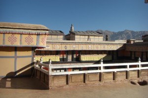 Die beruehmten Daecher des Potala - von hier aus hat der junge Dalai Lama Heinrich Harrer beim Eislaufen beobachtet :-) (Film: 7 Jahre in Tibet)