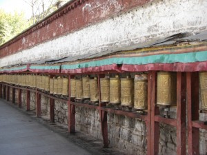 Die Kora um die MAuern des Potala beinhaltet das drehen jeder Einzelnen der tausenden Gebetsmuehlen