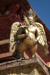 Wunderschoene Dachverzierungen am zentralen Tempel des Jokhang