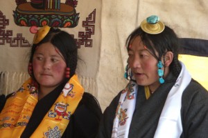 Zwei MAedchen einer speziellen tibetischen Volksgruppe bei der Pilgerrunde im Jokhang