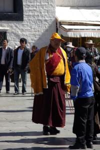 ...beeindruckend mit welcher Ehrfurcht die Menschen den Lamas begegnen