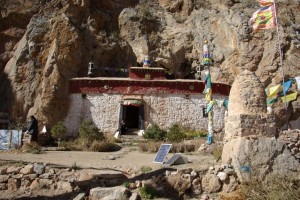 direkt in den Felsen hineingebaut das kleine Kloster Tashi Dor - drinnen benoetigen wir Kerzen, um was zu sehen