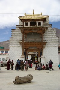 Pilger warten vor dem Eingang von Samye - hierher kommen fast keine Touristen mehr (bis auf uns :-))