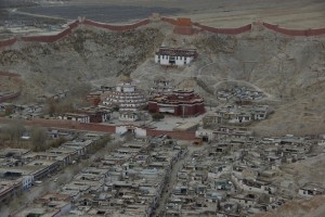 Blick vom Dzong auf den heiligen Bezirk mit Tempel und Kumbum mit anschliessender Altstadt