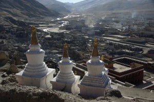 ...der morgendliche Blick ueber das erwachende Sakya - der Rauch der Yakmistfeuer schwebt ueber der Stadt. Ein Traum...