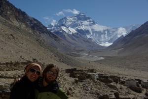 Natuerlich liessen wirs uns nicht nehmen trotz der Hoehe die zugegeben kurze Kora(Pilgerrunde) um das Kloster zu machen - dabei dominiert das Bild natuerlich die Nordflanke des Everest