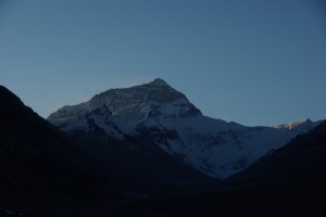 ...mit der Sonne verschwindet sofort auch die Wolken-Schneefahne, die den Gipfel des Everest umweht