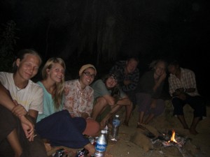 Schnell schliessen wir nette Bekanntschaften - zB 4 Freunde aus Finnland mit denen wir deren letzte Nacht am Strand am Lagerfeuer verbringen 