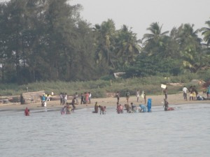 Pilger beim rituellen Bad vor Gokarna