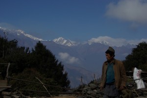 Der Weg wird hauptsaechlich von Einheimischen benuetzt, denen wir immer wieder begegnen - hier an einem wunderschoenen Aussichtspunkt auf den Manaslu und den Ganesh Himal