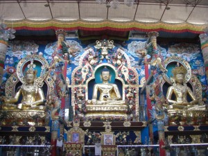 Buddhastatuen im Inneren des Klosters 