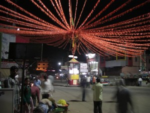 netter Strassenschmuck im kleinen Ort Kushalnagar, viel war hier abends nicht los :-)