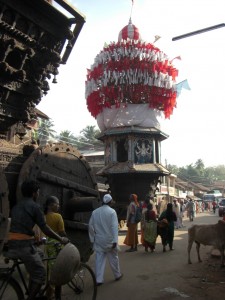 Am Weg noch die grossen Umzugswagen eines Hindupilgerfestes