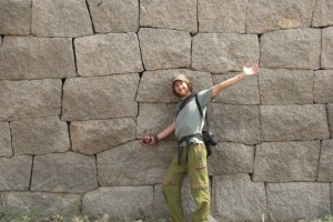 Die exakt zubehauenen Steinbloecke erinnern fast an die Bauten der Inkas in Suedamerika