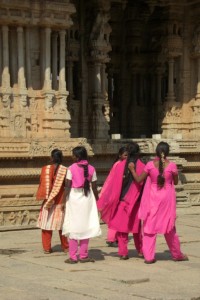 Der Kontrast der eigenwilligen Sareekompositionen der jungen Inderinnen zu den alten Tempeln ist super