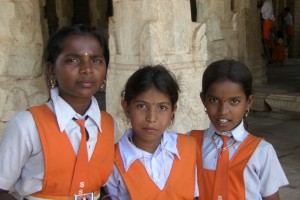 diese 3 Schuelerinnen wollten sich mal auf nem Foto sehen und haben uns darum gebeten, sie doch zu fotografieren...auch das passiert einem in Indien immer wieder
