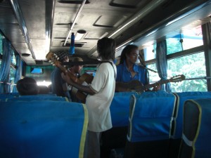 Auf der langen Busreise sorgen immer wieder Musikgruppen mit einem Staendchen fuer Abwechslung - sehr stimmungsvoll.