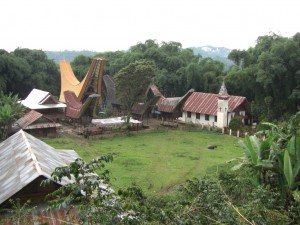 ...der Dorfplatz mit Kirche - die Torajas sind interessanterweise, trotz ihrer Begräbnisriten und sehr traditionellen Vorstellungen vom Leben nach dem Tod erzkatholisch