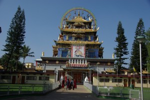 der Goldene Temple, das Zentrum des Namdroling Klosters im indischen Exil