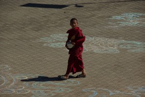 dieser junge Novize ist im Sera Je Monastery auf dem Weg zum Mittagessen
