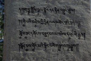 und vor dem Kloster eine Saeule mit tibetischen Schriftzeichen - wunderschoen