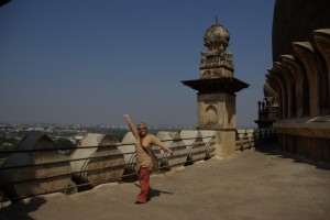 Dani geniesst die Aussicht von der Kuppel auf Bijapur