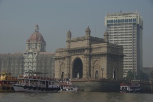 Der Triumphbogen (Gateway of India), im Hintergrund das Luxushotel Taj Mahal, das durch die Terrorattentate vom November 2008 beruehmt wurde